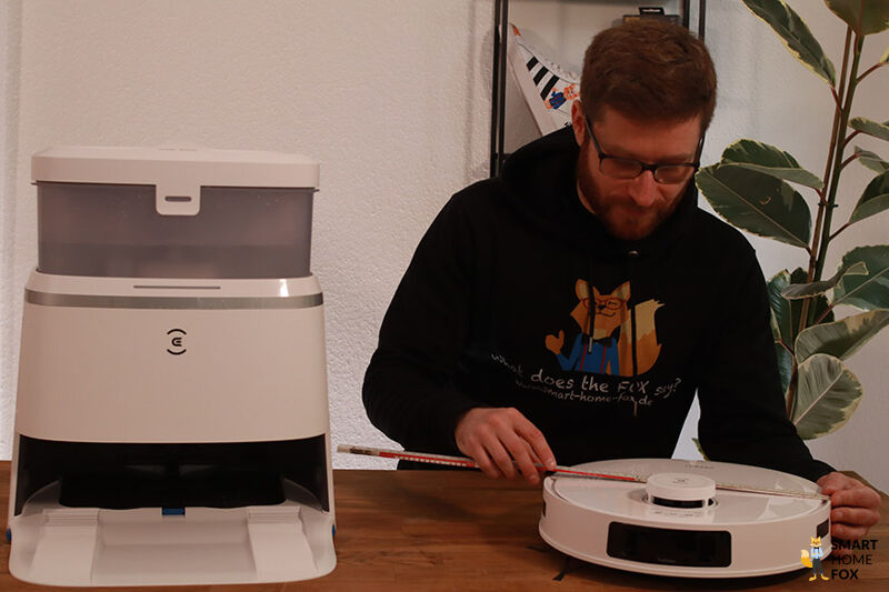 Der ECOVACS DEEBOT T30 PRO OMNI Roboter wird mit einem Lineal ausgemessen.